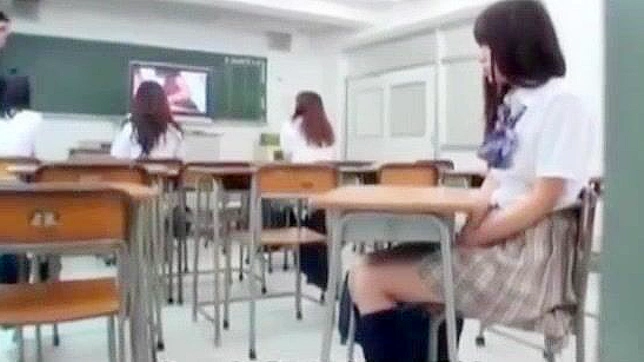 日本の女子校生が教室でムラムラした女教師に犯される！