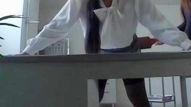 日本の女子生徒が放課後の居残りで厳しい教師にお尻を叩かれる