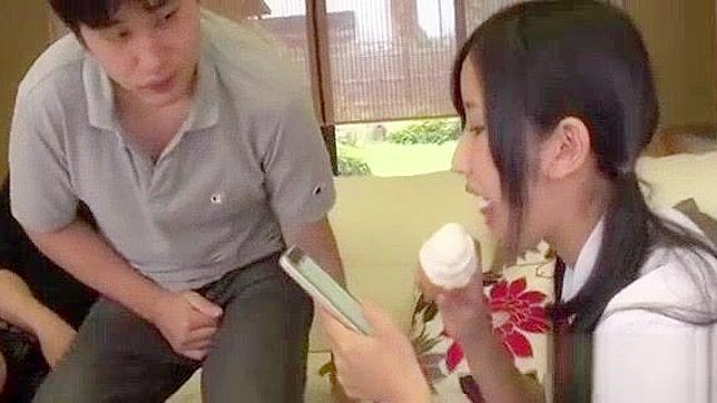 日本のティーンエイジャーがエロティックなムービーシーンでディープスロートをする - アジアン・ポルノ・ビデオ