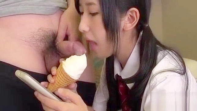 日本のティーンエイジャーがエロティックなムービーシーンでディープスロートをする - アジアン・ポルノ・ビデオ