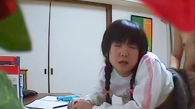 日本の家庭教師の部屋の蒸し暑い秘密 - 覗き見の快楽