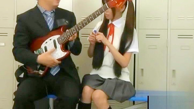 日本人教師の耳舐めポルノ動画が大流行！
