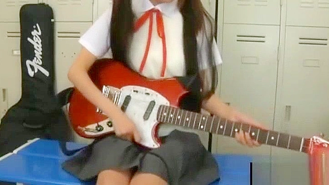 日本人教師の耳舐めポルノ動画が大流行！