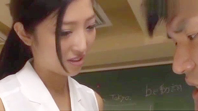 日本のポルノビデオ - セクシーな先生から従順な生徒のためのジュージュー手コキ