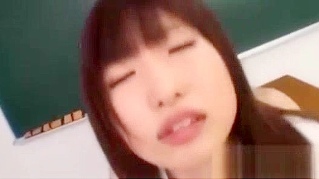 日本の女子校生が教師に叩かれ、教室の床で彼のザーメンを飲み込む！