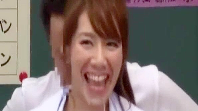 日本人教師の爆発的なBukkakeセッションがスクリーンを熱狂させる