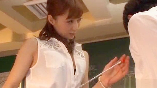 日本のポルノビデオ - 若いスタッドとのかわいい教師変態の楽しみ