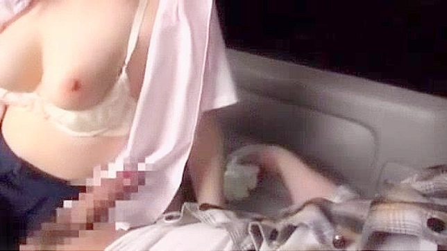 日本人教師がエッチなティーンポルノ女優とカーセックスする