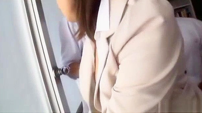 日本のポルノビデオ - 驚愕の女教師・桐嶋りののウェットマフ・パウンティング