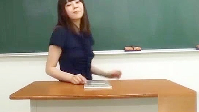 日本人教師、短すぎるスカートで挑発的な上半身裸を晒す