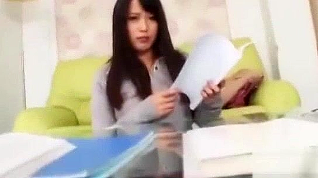 日本の熟女家庭教師がミニスカートのパンティプレイですべてをさらけ出す！