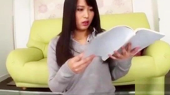 日本の熟女家庭教師がミニスカートのパンティプレイですべてをさらけ出す！