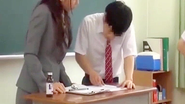 日本の教師、必死のオシッコ休憩でXレーティングのサプライズを受ける