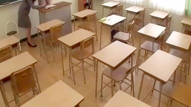 日本の教師、必死のオシッコ休憩でXレーティングのサプライズを受ける