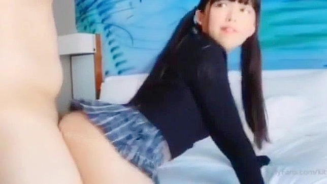 日本の女子学生が家庭教師に誘惑され、ワイルドなセックス・セッションを繰り広げる