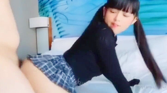 日本の女子学生が家庭教師に誘惑され、ワイルドなセックス・セッションを繰り広げる