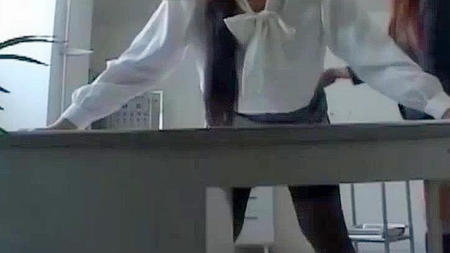 日本の女子校生がいたずら教師にスパンキングパドルでお仕置きされる