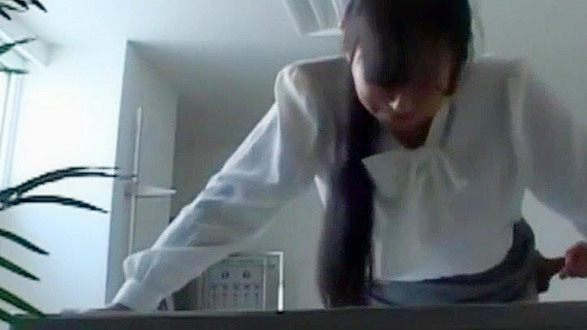 日本の女子校生がいたずら教師にスパンキングパドルでお仕置きされる
