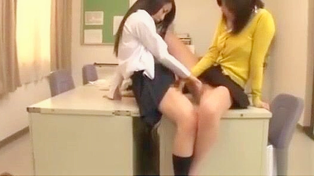 日本の女子校生が机の上で熱い教師に舐められ、指を入れられる！