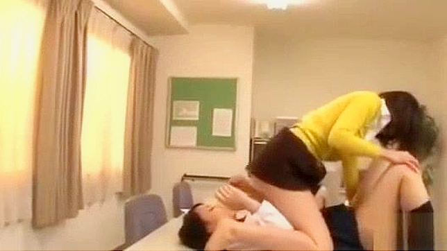 日本の女子校生が机の上で熱い教師に舐められ、指を入れられる！