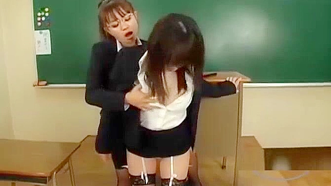 日本の女子生徒が教室でセクシーな教師にアソコを揉まれる