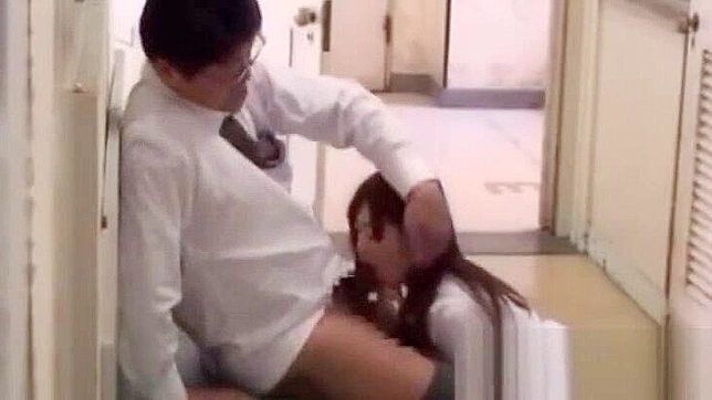 日本のポルノビデオタイトル - 廊下で教師のチンポに乗りながらフェラチオをする