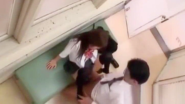 日本のポルノビデオタイトル - 廊下で教師のチンポに乗りながらフェラチオをする