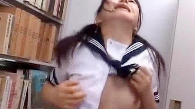 シャイなアジア人女子校生が教師のマンコに釘付けにされる