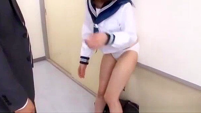 日本の女子校生、杏奈梨花がムラムラ教師にエッチなフェラチオをする