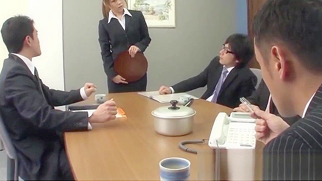 日本の女子校生が魅惑的な教師に輪姦され、生徒の秘密を暴露される！