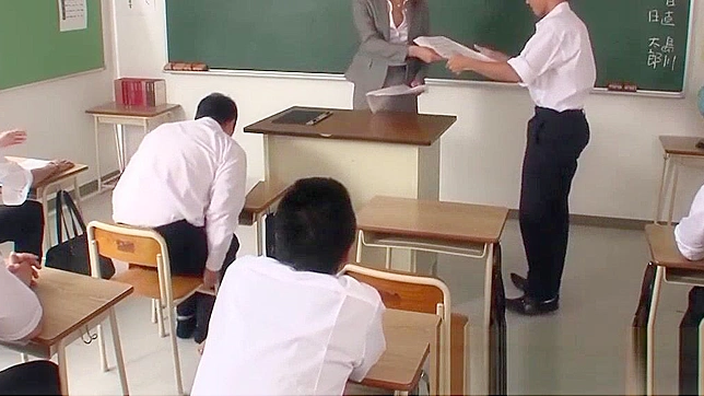 日本人教師が生徒とフェラチオ＆ザーメンプレイ - 独占ポルノビデオ！