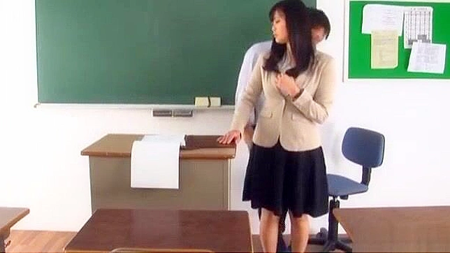 日本のポルノビデオ - セクシー女教師・広瀬葉子が釘付けにされる！