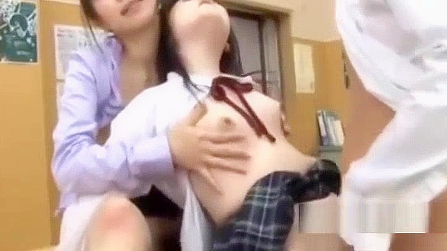 日本人女子校生、剃毛されたマンコを教師に犯されながら、乳首を犯し返される！