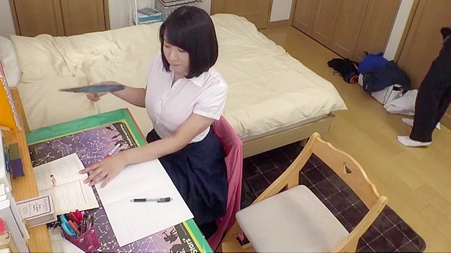 日本のAVタイトル - 巨乳家庭教師の乳首スリップに惑わされる生徒たち！