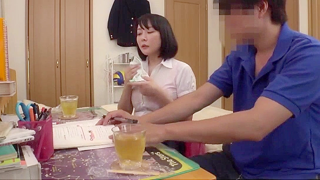 日本のAVタイトル - 巨乳家庭教師の乳首スリップに惑わされる生徒たち！