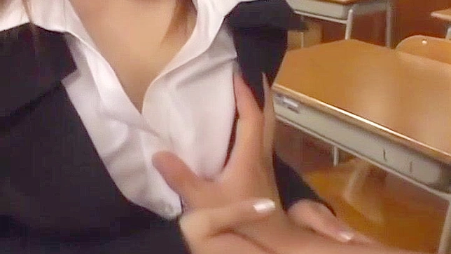 巨乳アジアン女教師・湯川エリ、メガネ姿で熱いフェラチオ - 必見JAV動画！