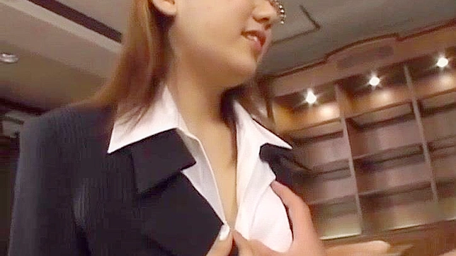 巨乳アジアン女教師・湯川エリ、メガネ姿で熱いフェラチオ - 必見JAV動画！