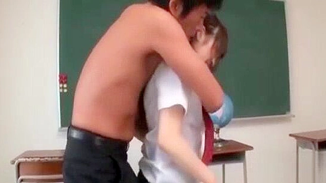 日本の女子校生、佐藤ゆりが教師とその息子に犯される！