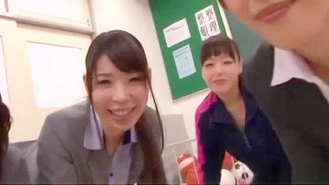 日本のポルノビデオ - セクシーな女たちに一本の巨根を分け与える