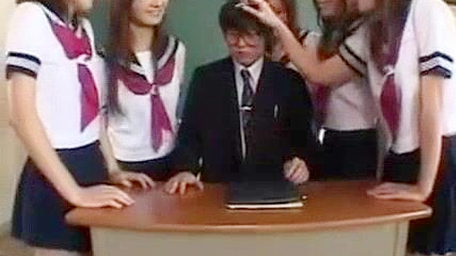 日本のポルノビデオ - エッチな女子校生が支配的な教師にお仕置きされる