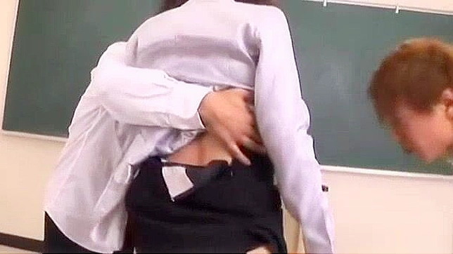 日本のランジェリー・モデルのマンコが蒸し暑いセックス・ビデオで激しく叩かれる