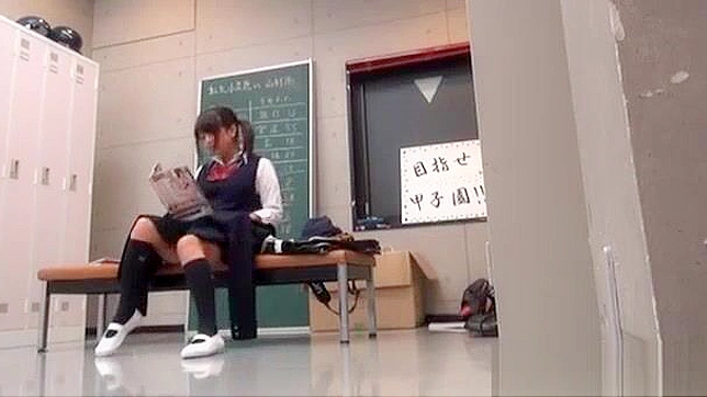 日本のポルノビデオ - 若い女教師がムラムラして、熱いネイルセッションに発展する！