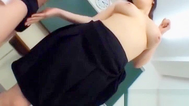 日本のポルノスター長澤あずさ、セクシーな教師役で巨乳を強調する（パート6）