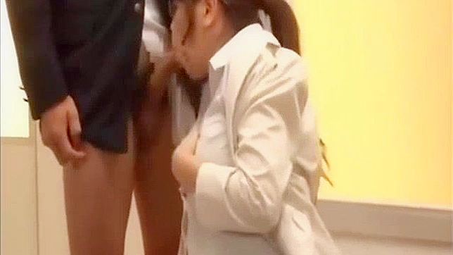 日本人教師の禁断の授業がスチーム・ポルノ・ビデオで暴露される