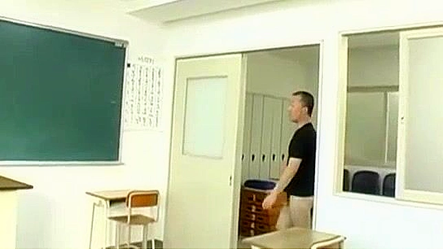 日本のAVアイドルが教室で厳しい教師に犯される