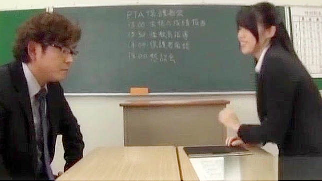 日本のAVモデル、教師と生徒のラフなセックスキャペードで視聴者を興奮させる