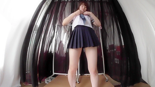 超ミニスカートの女子高生がおっぱいとTバックを見せつける淫らなロッカールーム映像！