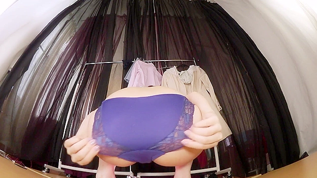 ミニスカートの日本人女子校生がおっぱいとTバックを見せつける淫らなロッカールーム映像！