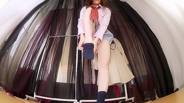 巨乳東京女子大生のスケベなTバック・アクションが隠しロッカールームで晒される