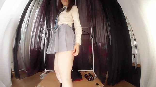 超ミニスカートでおっぱいとTバックを見せつける日本の女子校生の淫らなロッカールーム映像！